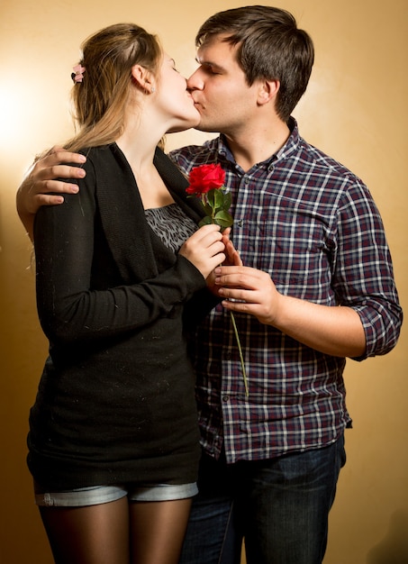 Portret van een mooi jong verliefd stel zoenen in de studio