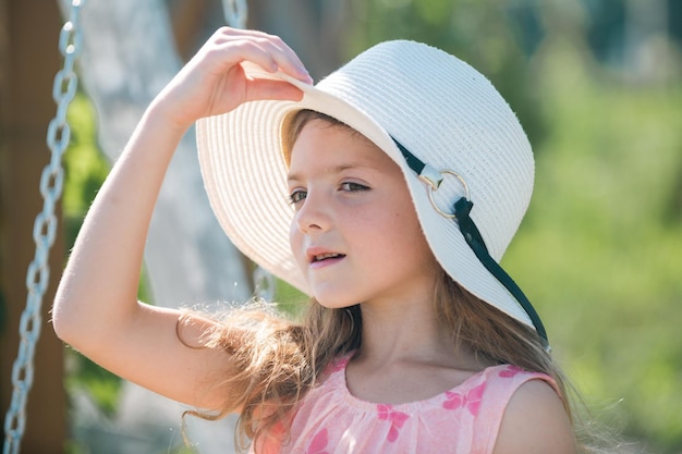 Portret van een mooi kindmeisje in het zomerpark, close-up van een schattig tienermeisje buiten zomervakantie