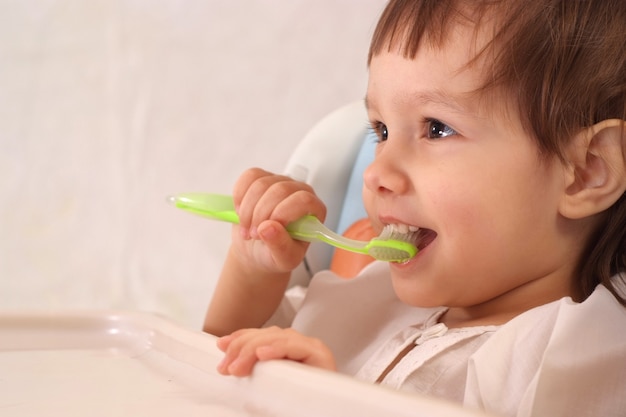 Portret van een mooi klein meisje dat tanden poetst
