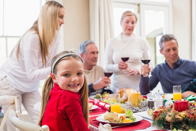 Portret van een mooi klein meisje in een kerstdiner