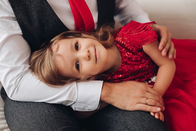 Portret van een mooi klein meisje in het rood rusten