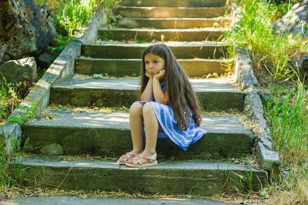 portret van een mooi klein meisje portret van een mooi meisje mooi klein meisje in het park