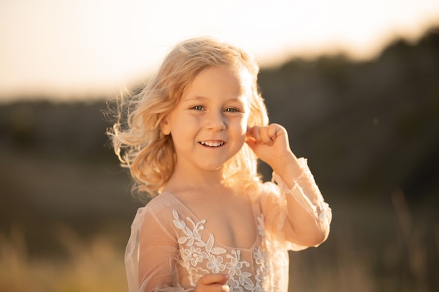 Portret van een mooi klein prinsesmeisje in een roze jurk.