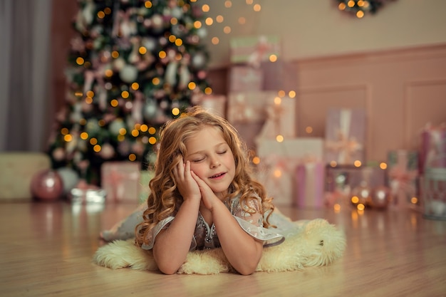 portret van een mooi meisje dat thuis op het nieuwe jaar wacht met cadeaus