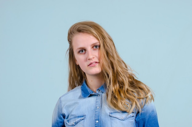 Portret van een mooi meisje in de studio