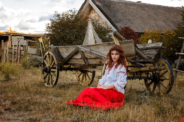 Portret van een mooi meisje in het nationale Slavische kostuum.