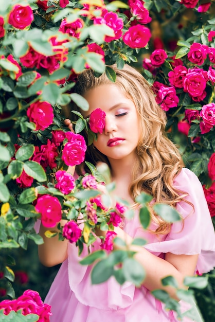 Portret van een mooi meisje in roze bloemen