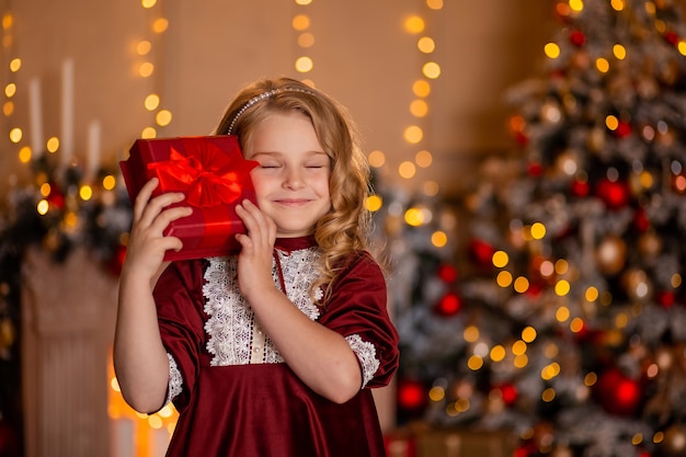 Portret van een mooi meisje met een rode gift