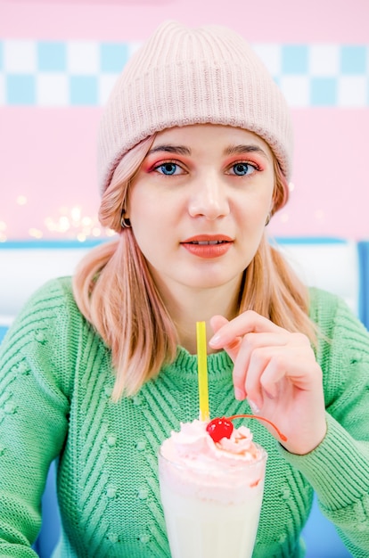 Portret van een mooi meisje met milkshake