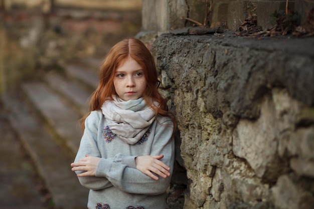 Portret van een mooi meisje met rood haar en sproeten beledigd of boos?