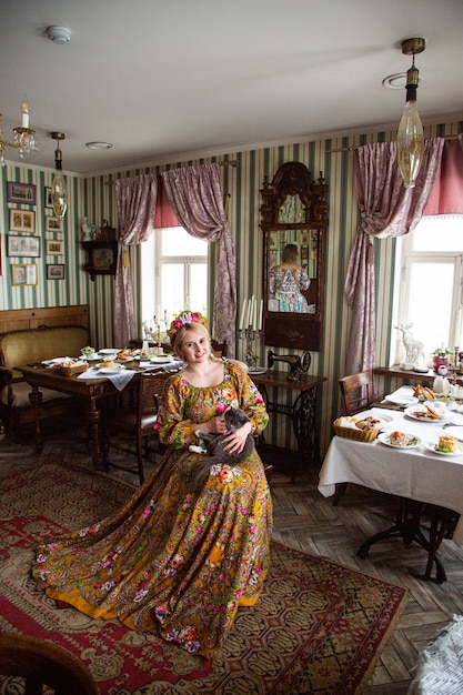 Portret van een mooi Russisch meisje in een kokoshnik en traditionele kleding