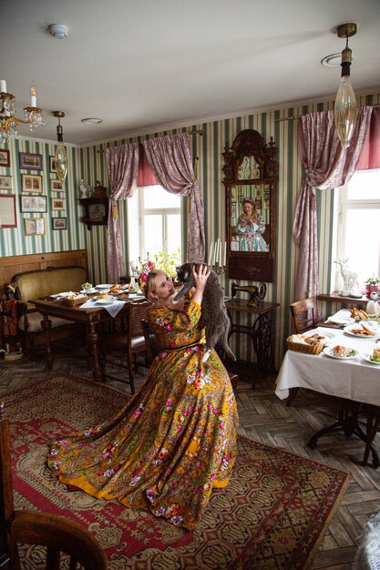 Portret van een mooi Russisch meisje in een kokoshnik en traditionele kleding