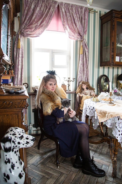 Portret van een mooi Russisch meisje in een kokoshnik en traditionele kleding