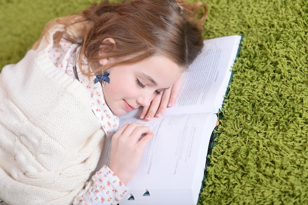 Portret van een mooi schattig vermoeid schoolmeisje dat slaapt