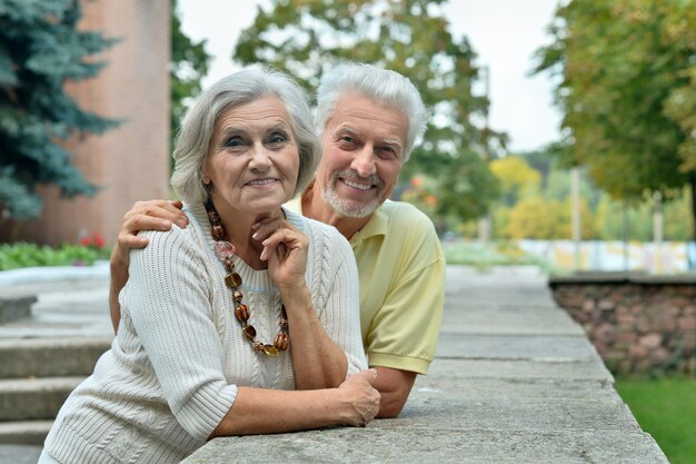 Portret van een mooi senior koppel buiten in het lentepark