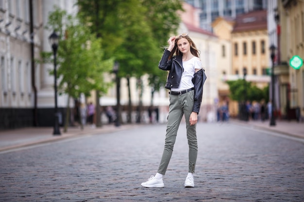 Portret van een mooi, stijlvol meisje in de stadsstraat