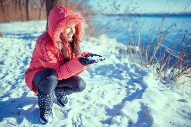 Portret van een mooi wintermeisje dat gelukkig lacht, geniet van de wintervakantie