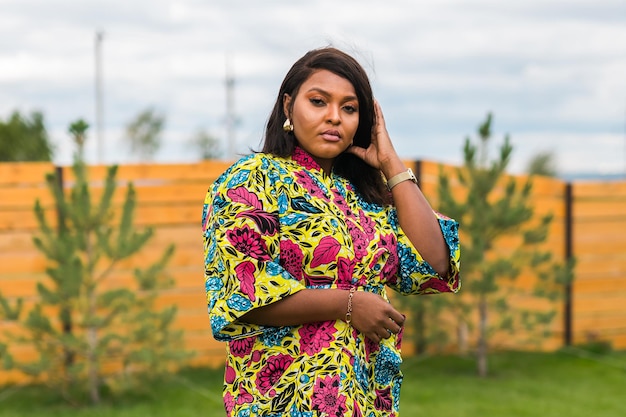 Portret van een mooie afro-amerikaanse vrouw die plezier heeft in het dorp of buitenportret in de voorsteden van