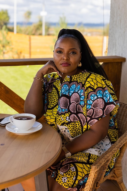 Portret van een mooie afro-amerikaanse vrouw die plezier heeft in het dorp of in de voorsteden buiten cottagecore