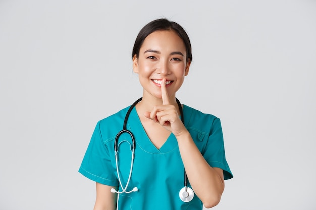 Portret van een mooie Aziatische verpleegster poseren