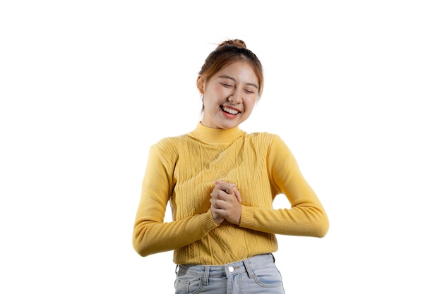 Portret van een mooie Aziatische vrouw die een geel overhemd draagt staand glimlachend portretconcept dat voor reclame en bewegwijzering wordt gebruikt die over de lege ruimte van het achtergrondexemplaar wordt geïsoleerd