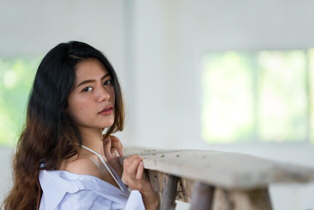 Portret van een mooie aziatische vrouw draagt een wit overhemd met een beetje sexy concept Thailand-mensenLifestyle van moderne vrouw poseert om een foto te maken