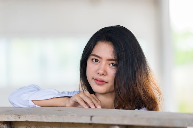 Portret van een mooie aziatische vrouw draagt een wit overhemd met een beetje sexy concept Thailand-mensenLifestyle van moderne vrouw poseert om een foto te maken