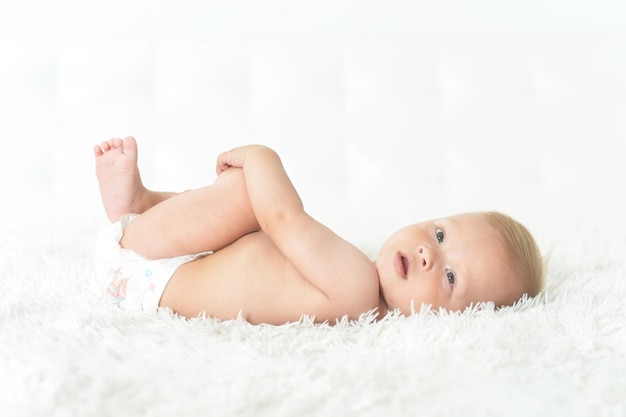 Portret van een mooie babyjongen op bed