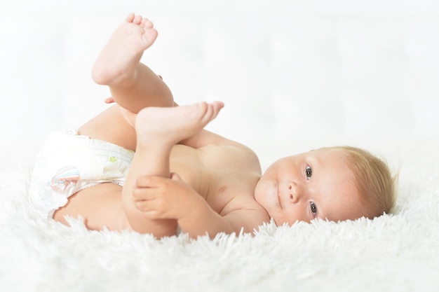 Portret van een mooie babyjongen op bed