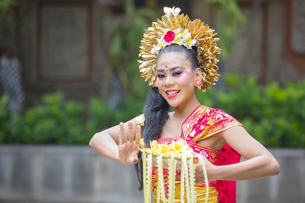 Portret van een mooie Balinese danseres toont Pendet dans in een tempel Pendet is een traditionele dans uit Bali Indonesië