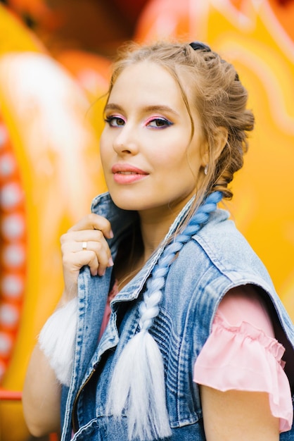 Foto portret van een mooie blanke jonge vrouw met blauwe staartjes met lichte make-up