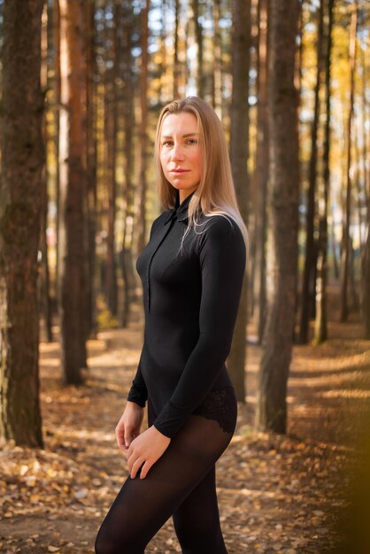 Portret van een mooie blonde in een herfstpark