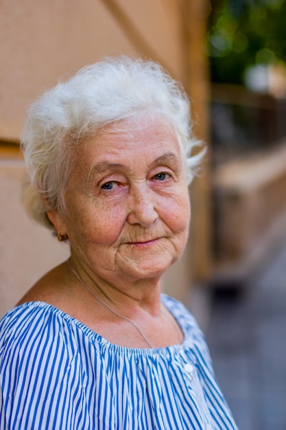 Portret van een mooie blonde oudere vrouw