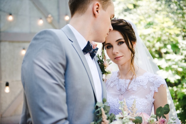 Portret van een mooie bruid en een bruidegom