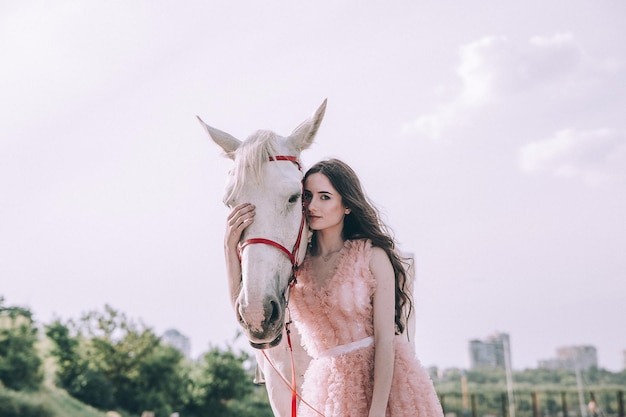 portret van een mooie bruid en paard