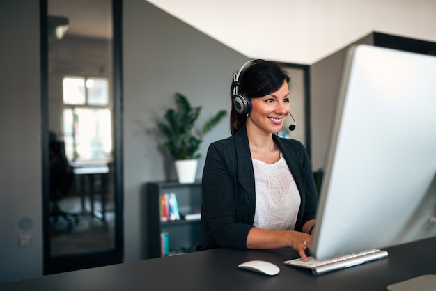 Portret van een mooie callcenterarbeider.