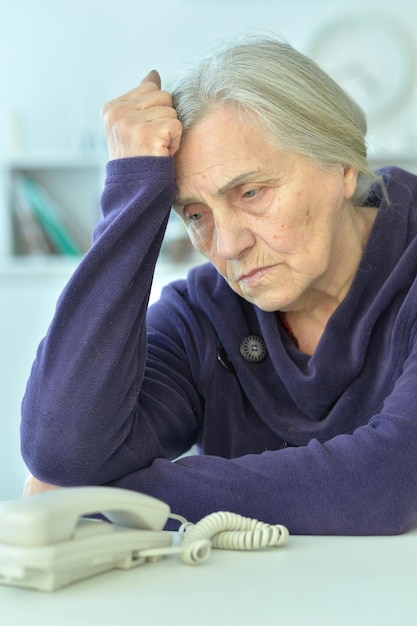 Portret van een mooie droevige bejaarde vrouw close-up