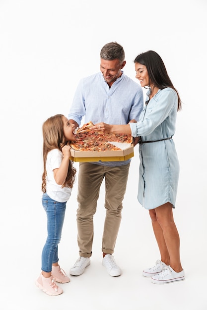 Portret van een mooie familie die pizza eet
