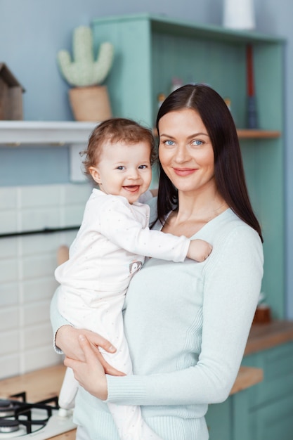 Portret van een mooie gelukkige moeder en kleine baby