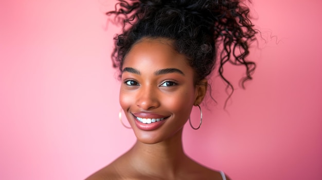Portret van een mooie jonge Afro-Amerikaanse vrouw op roze achtergrond