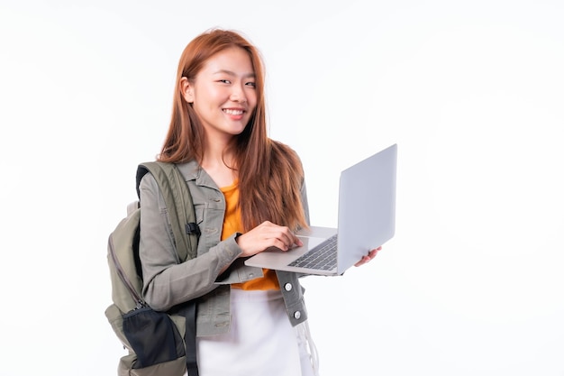 Portret van een mooie jonge Aziatische vrouw studeren met laptopcomputer en notebook geïsoleerd op een witte achtergrond - online e-learning systeemconcept studeren