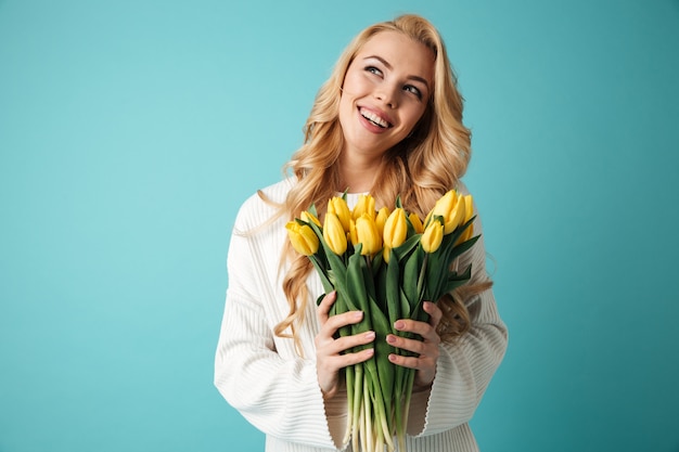 Portret van een mooie jonge blonde vrouw in trui