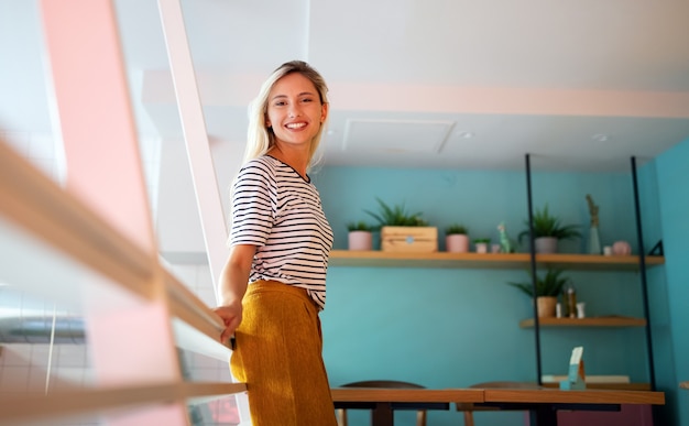 Portret van een mooie jonge blonde vrouw