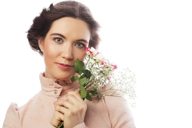 Portret van een mooie jonge bruid in een roze jurk geïsoleerd op een witte achtergrond