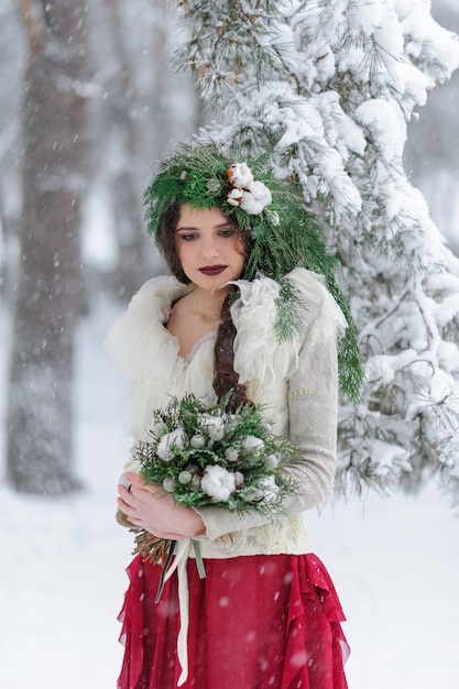 Portret van een mooie jonge bruid met een boeket. Winter huwelijksceremonie.