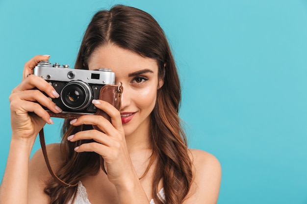 Portret van een mooie jonge fotocamera van de vrouwenholding