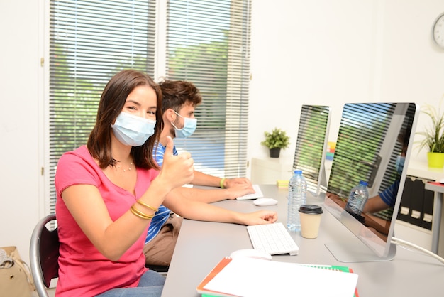 Portret van een mooie jonge studente in de klas