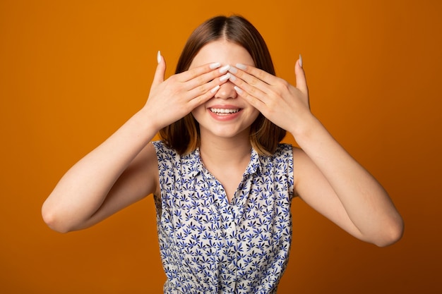 portret van een mooie jonge vrolijke vrouw met gesloten ogen