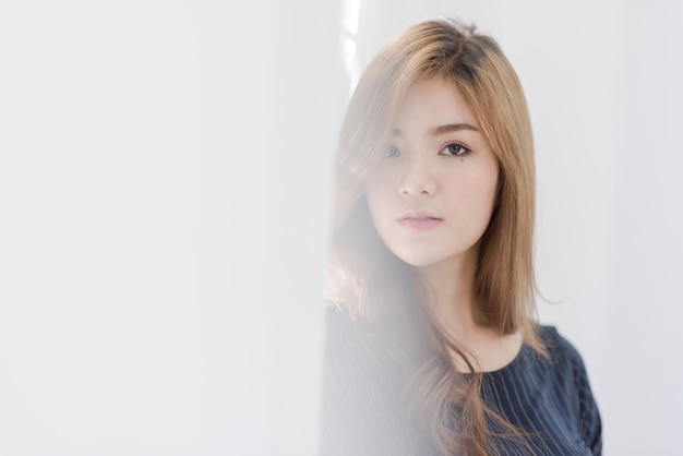 Portret van een mooie jonge vrouw aan de muur