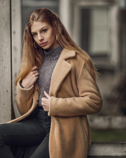 Portret van een mooie jonge vrouw die buiten staat